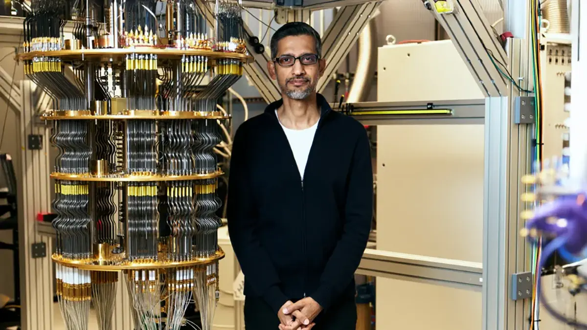 Der CEO zeigt einen Quantencomputer